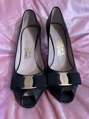 Salvatore Ferragamo Gilia Pebble Black Heel Size 7.5 Black/ Gold